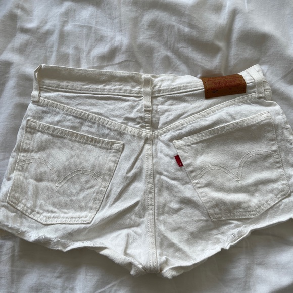 levi’s white denim shorts - Picture 3 of 3